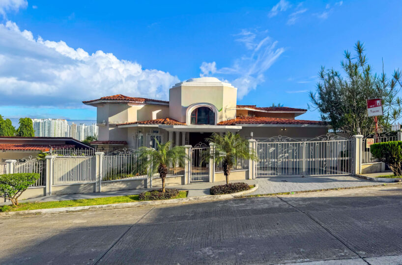 Luxury Dos Mares House in Panama City Panama